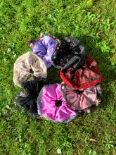 Cargar imagen en el visor de la galería, Scrunchie Rosa
