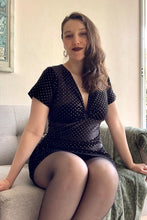 Cargar imagen en el visor de la galería, Vestido negro con tachas
